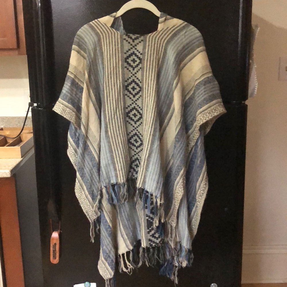 LIGHTWEIGHT PONCHO